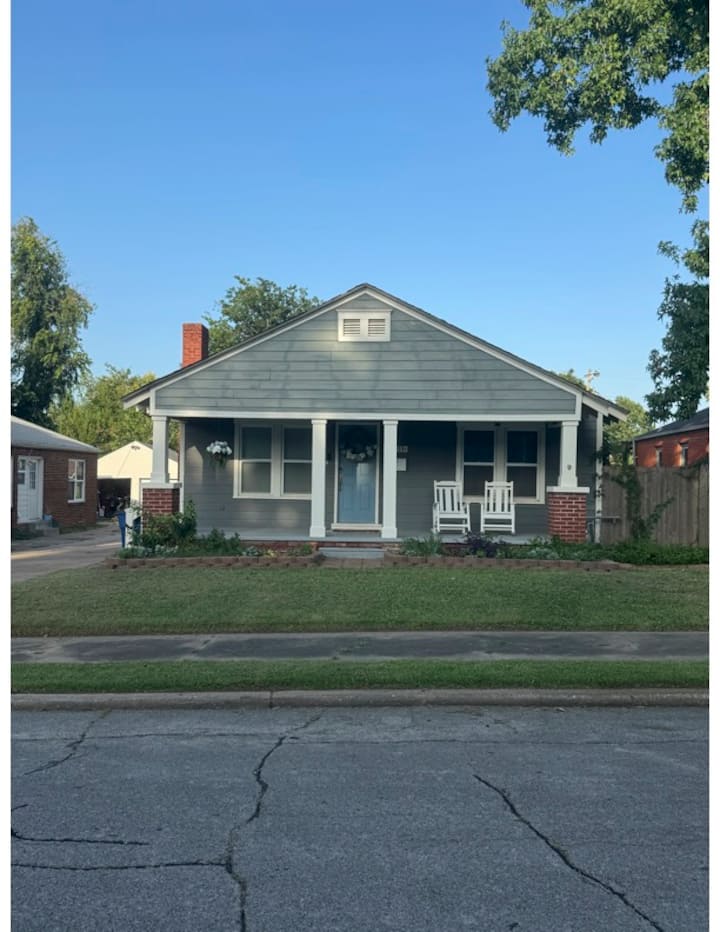 Darling 2 Bedroom Home Near Cherry St. - Tulsa