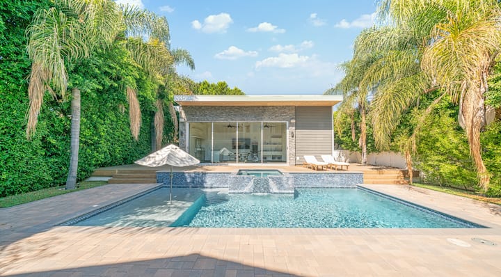 Gorgeous And Spacious House With Pool - Burbank, CA