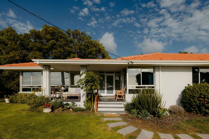 Beach front with Stunning views gallery image 3