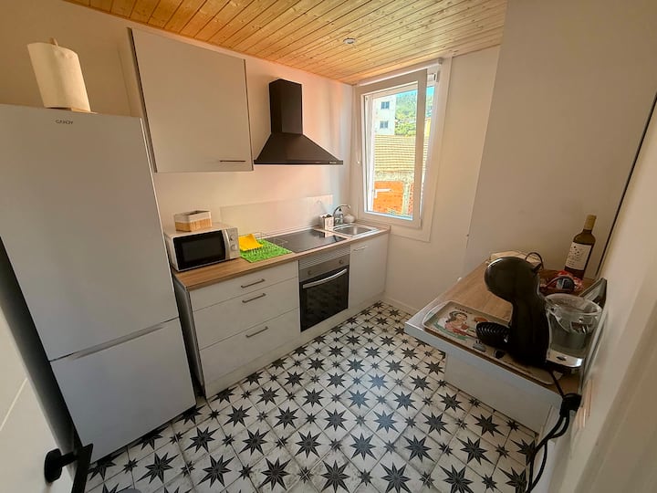 Salón luminoso con sofá cama, Smart TV y comedor cercano.