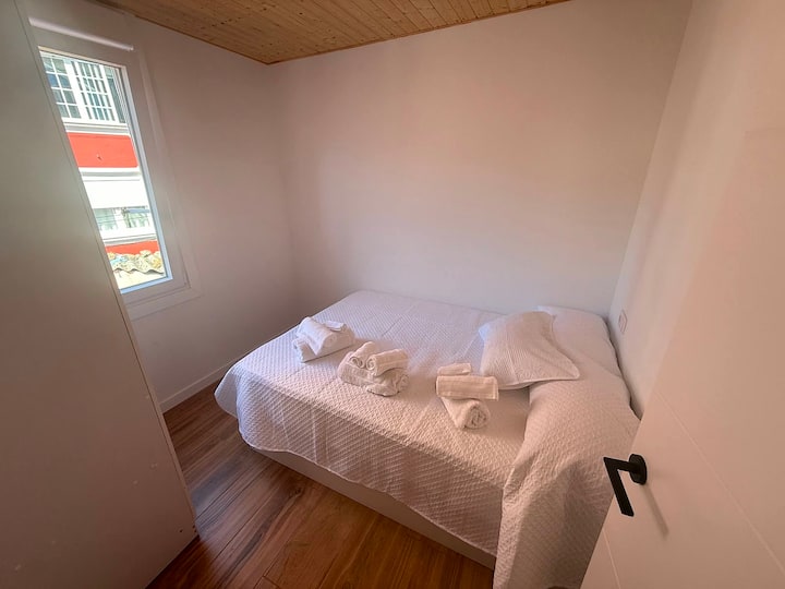Segundo dormitorio con cama doble de 135 cm.