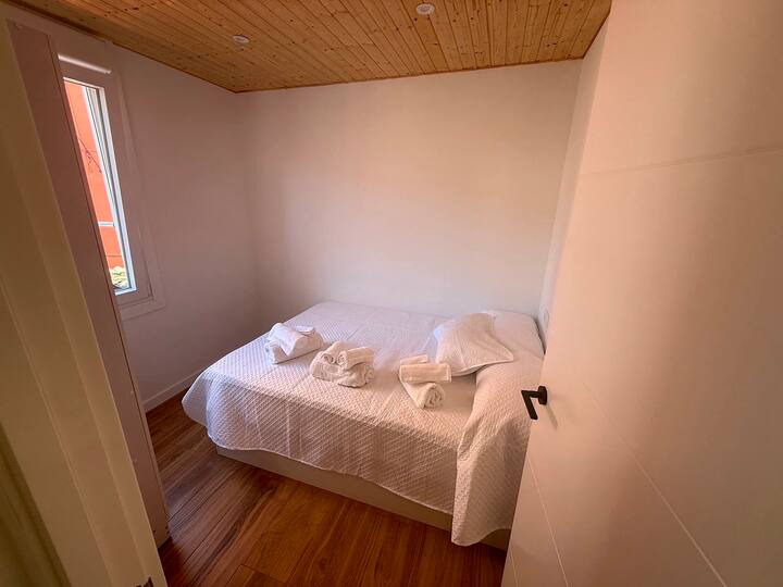 Dormitorio 2 con ventana a la calle y armario para la ropa.
