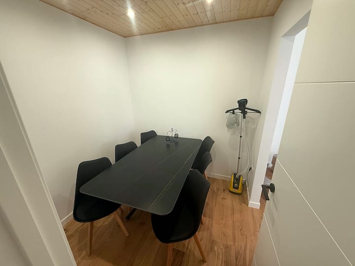 Comedor con mesa para 6 personas, junto a la cocina.