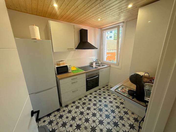 Cocina con campana extractora y encimera de madera: menaje completo incluido.