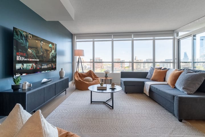 Free Parking! Grand 3br/2ba Suite | Sleeps 8 - Toronto