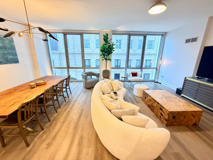 Goldcoast Huge Conv 2br Loft With A Gym And Pool! - Chicago, IL