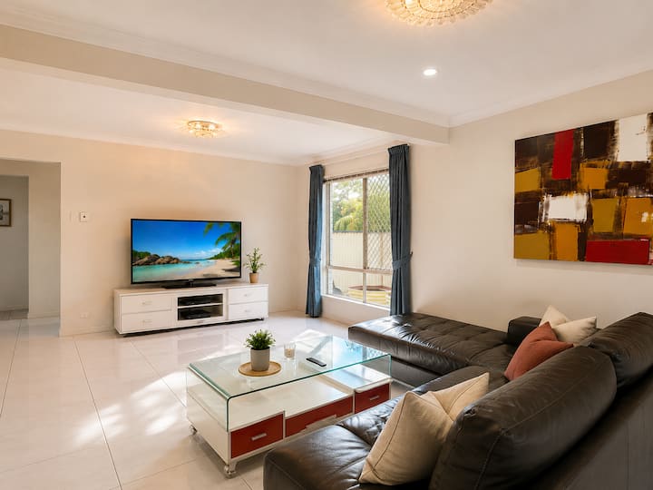 Spacious Family Home | 3 Mins To Woolies & Maccas - Brisbane