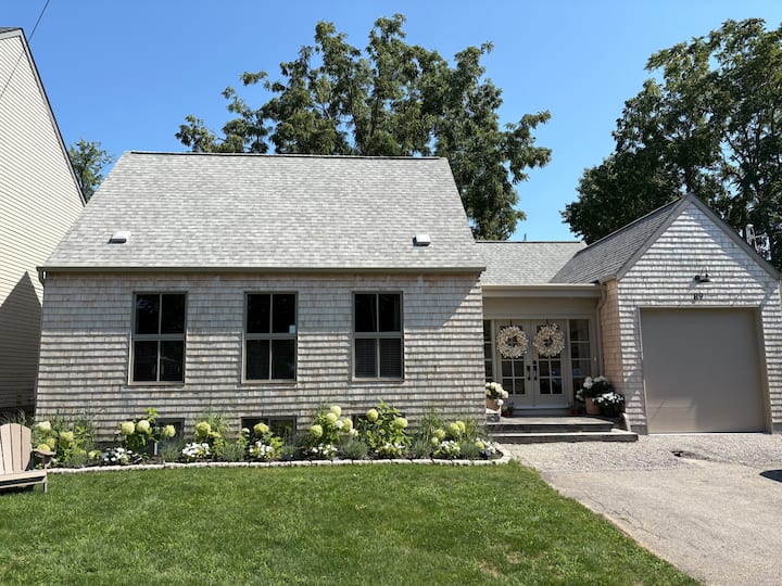 Luxe Coastal Cottage In Niagara Wine Region - St. Catharines