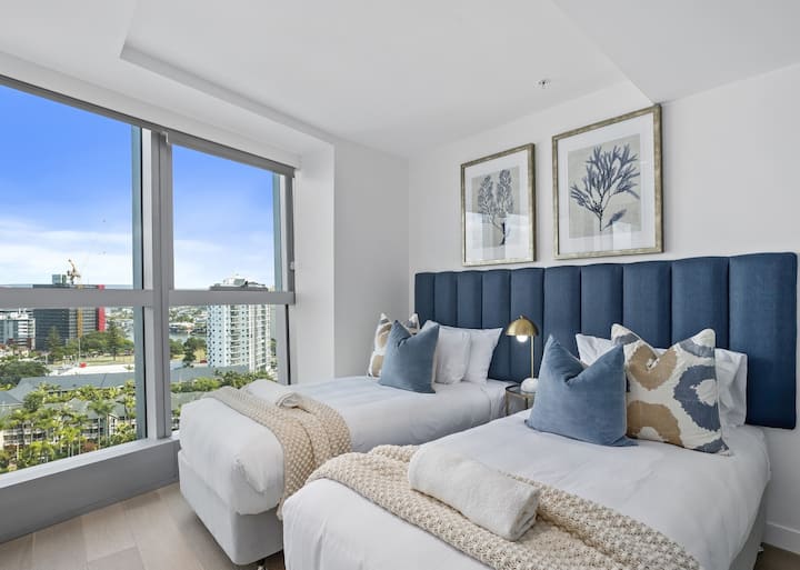 Jewel North | Sophisticated 2br Coastal Retreat - Gold Coast