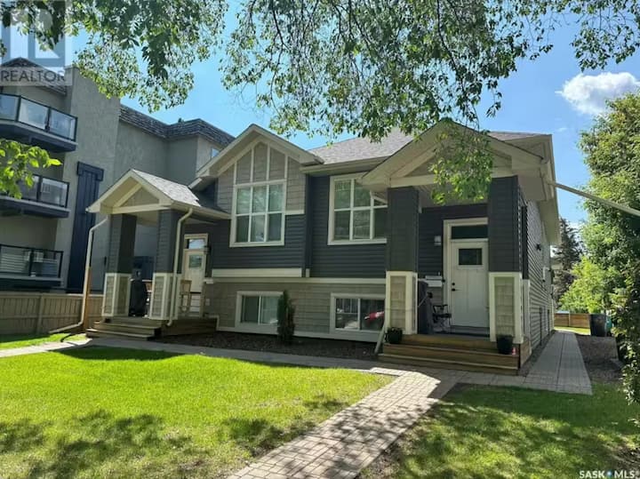 Modern 2bd/2.5ba Townhome | King Bed & Parking - Saskatoon