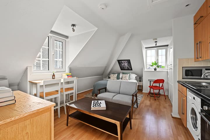 Premium Studio, Stunning View, Parking, Near Train - Watford
