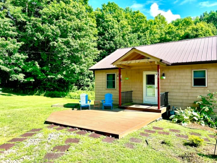 Apple Blossom Hideaway - Waterbury Village Historic District, VT
