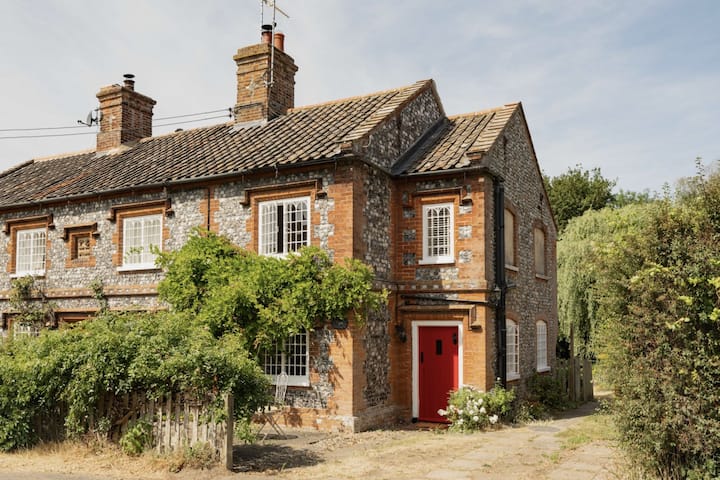 Charming Flint Cottage In Letheringsett - Holt