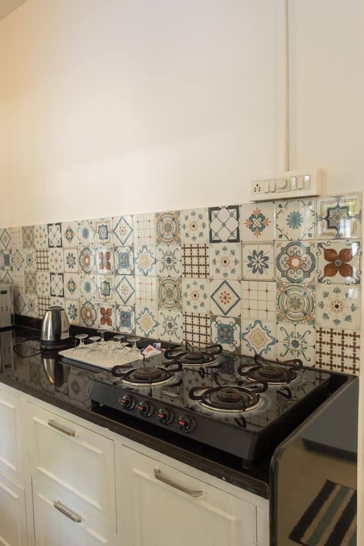 Full kitchen image 2