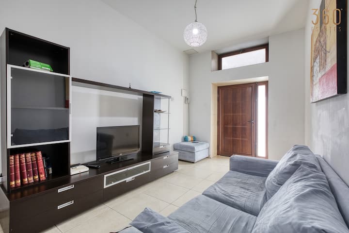Sliema Central 1br Apt | Own Entrance, Walk To Sea - Malta