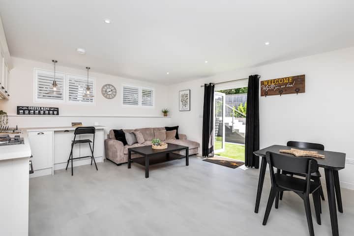 Beautifully Refurbished One-bedroom Lodge, Patcham - Brighton
