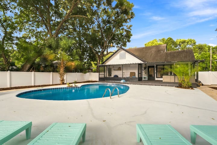 Sanford Pool And Patio Retreat - Sanford, FL