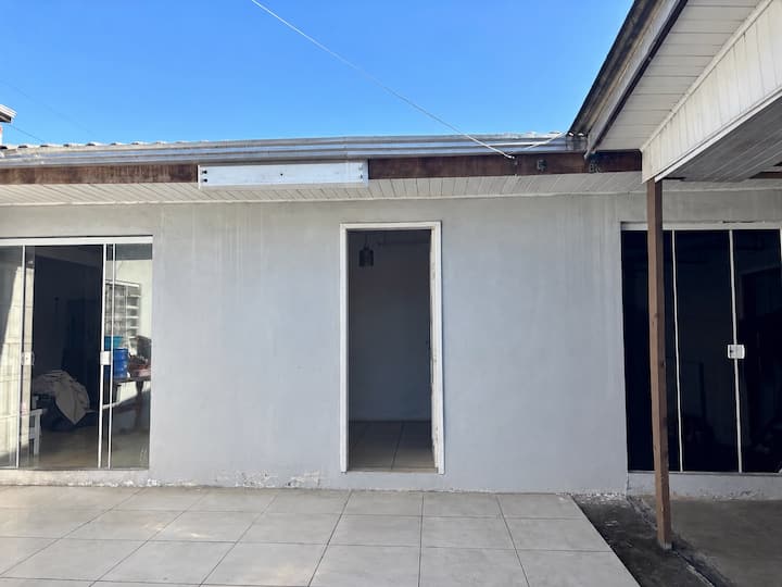 Casa Simples, Super Bem  Localizada, 2 Vagas Carro - Paranaguá