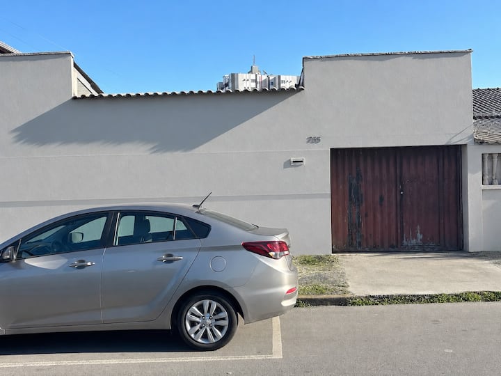 Casa Simples, Super Bem Localizada, 2 Vagas Carro - Paranaguá