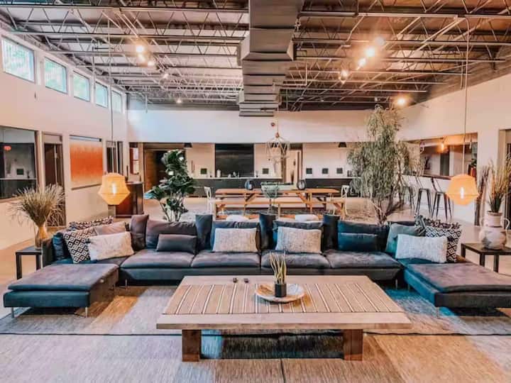 Bohemian Villa 6500sqf Hot Tub Pool Table Pingpong - Atlanta, GA