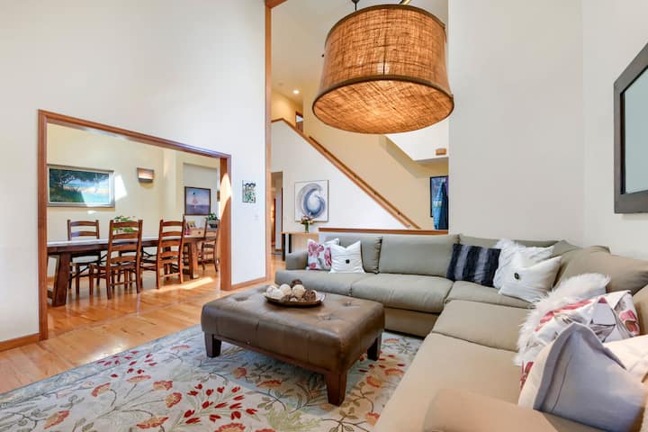 Spacious North Boulder Retreat For Groups: Walk To - Boulder, CO