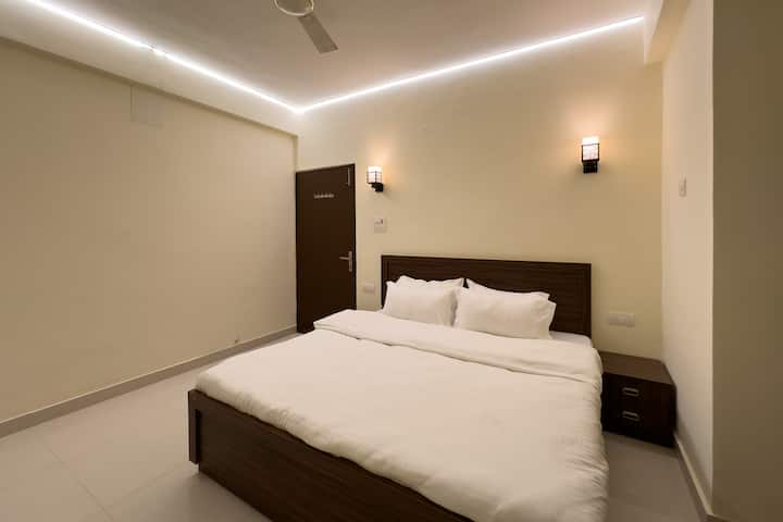 Habitación cómoda y ordenada equipada con amplios gabinetes oscuros del piso al techo, acabados limpios y un ambiente cálido y acogedor.