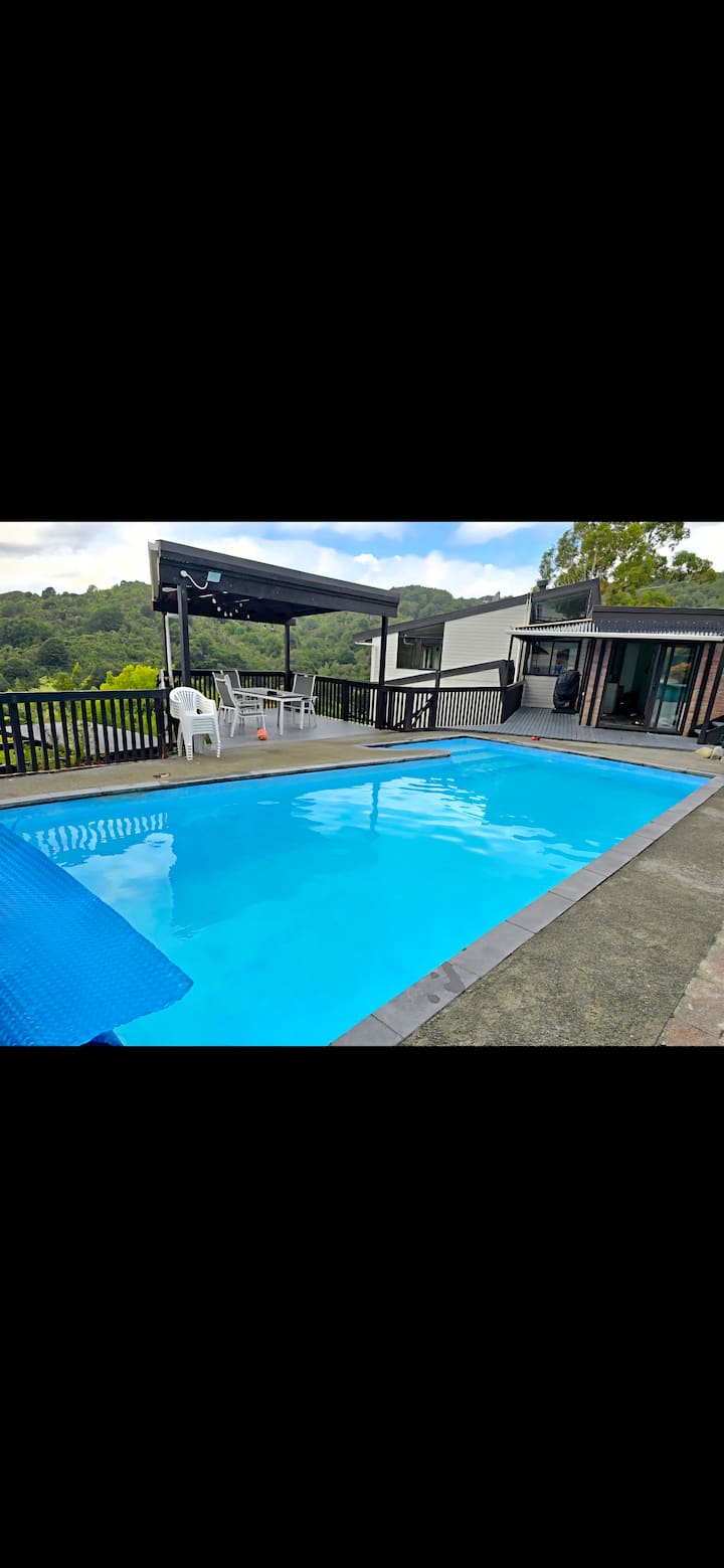 Luxury Hilltop Retreat Saltwater Pool, Spa & Sauna - Lower Hutt