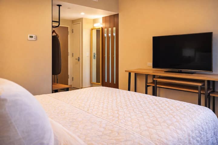 King Room Near Airport - Breakfast & Shuttle - Portland, ME