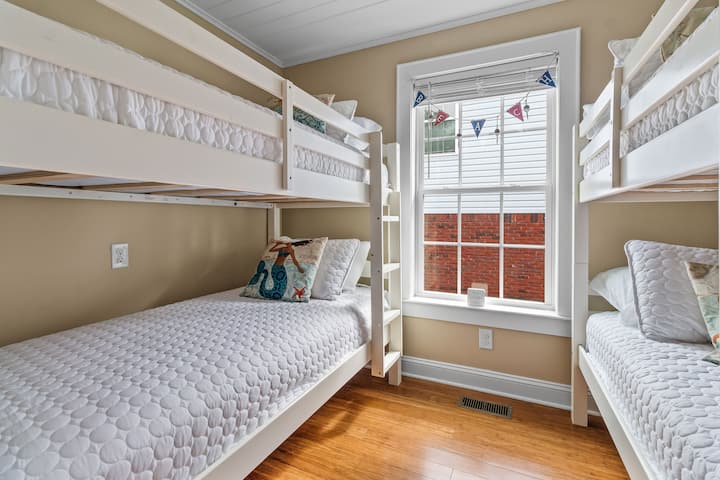Chambre avec lits superposés  4 lits simples