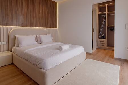 The Casa, 2BR Lakeview residence. — 2