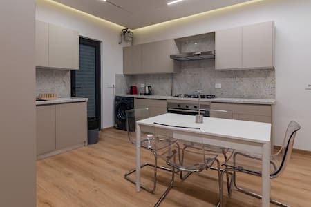The Casa, 2BR Lakeview residence. — 4