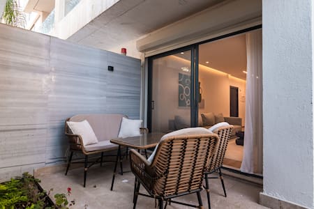 The Casa, 2BR Lakeview residence. — 3