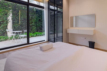 The Casa, 2BR Lakeview residence. — 5