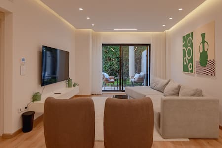 The Casa, 2BR Lakeview residence.