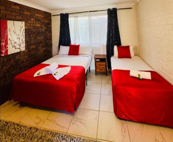 Arabella Motor Inn - Private Superior Family Rooms - Coolangatta