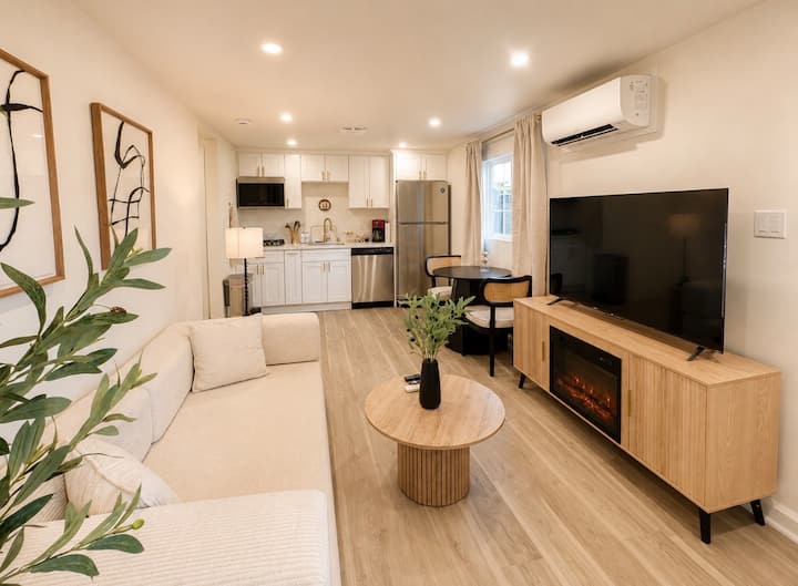 The Serenity Suite | Chic & Comfortable - Calabasas, CA