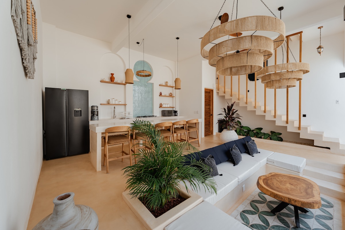 Sala de estar de planta abierta, perfecta para relajarse y socializar.