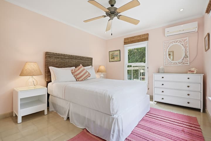 Cama queen con baño en suite y entrada privada