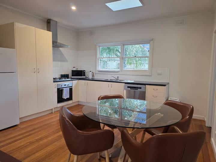 Pet Friendly 2br, Steps To Shops - Frankston