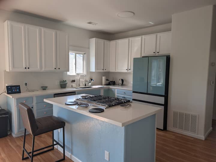 Renovated Top-floor Apt · Deck · Lake Merritt - Piedmont, CA