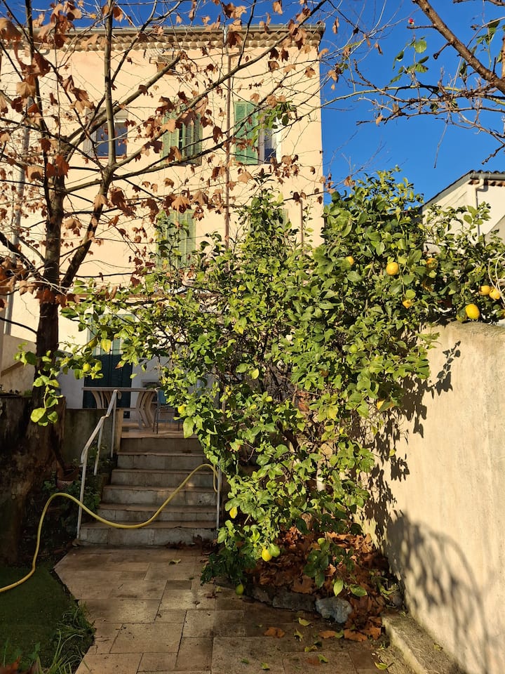2 Chambres Jardin Et Parking Au Cœur Du Village - Cuers