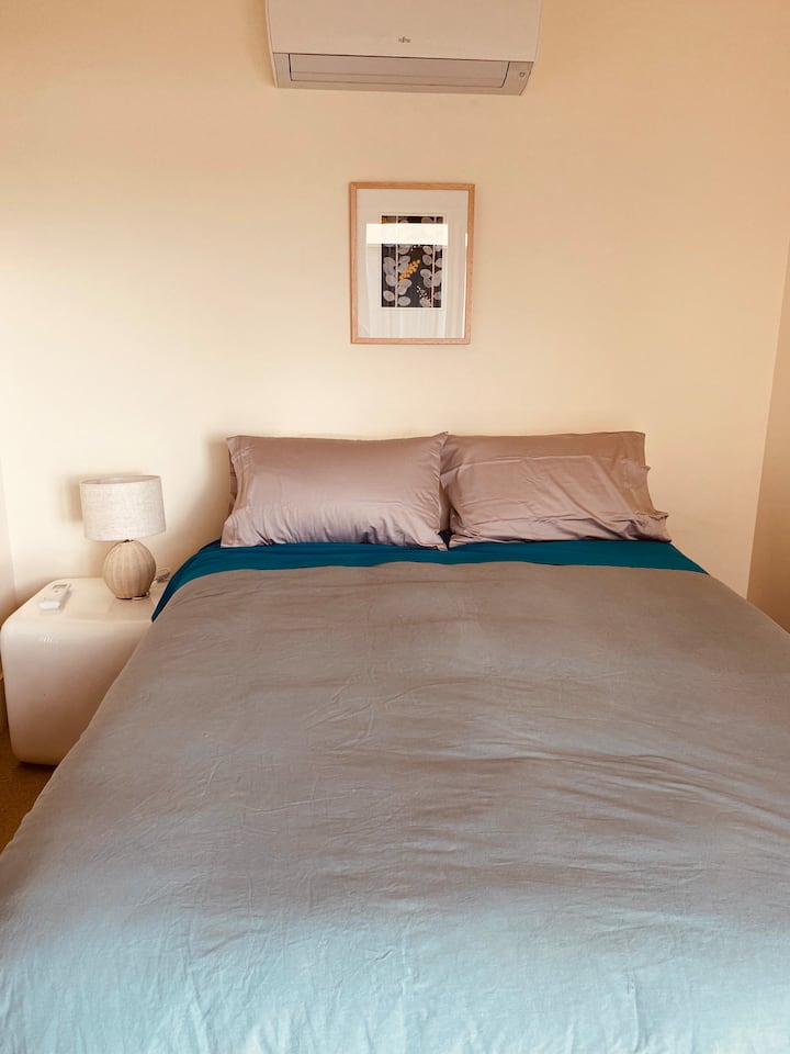 Acogedora cama tamaño queen con hermosas vistas 