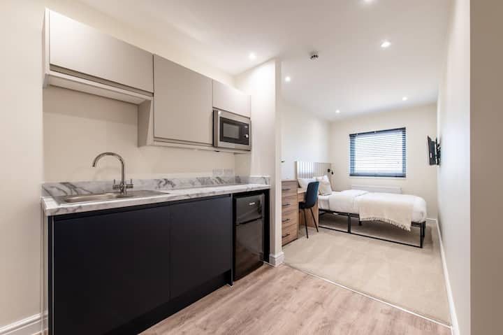 Contractor Group Stay, 6 Bed 6 Bath, Paid Parking - Sittingbourne