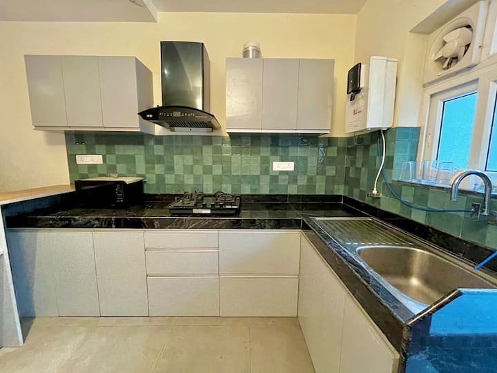 Full kitchen image 2