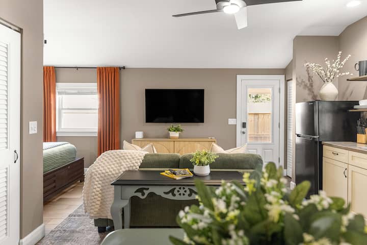 The White Dove | Downtown | Clean | Cozy - Ocala, FL