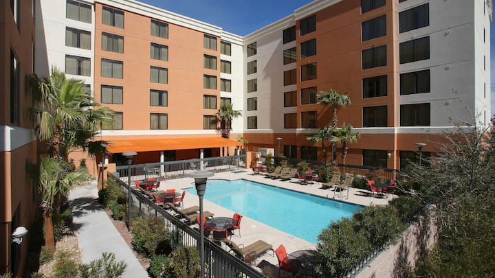 Walk To Vegas Vibes + Free Parking & Breakfast - Las Vegas