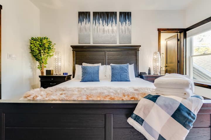 Upper King Guest Retreat - Një krevat dopio "king" me shtresë jastëku, shtroja premium dhe komoditete të zgjedhura me kujdes krijojnë një vend të rehatshëm privat pushimi ku vizitorët mund të sistemohen plotësisht.