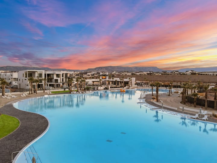 Courtside Sunsets: Near Pickleball Courts and Pool