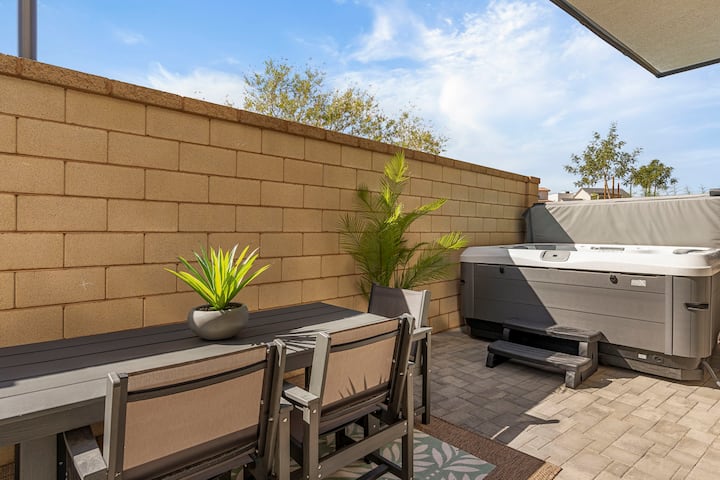 Courtside Sunsets: Near Pickleball Courts and Pool