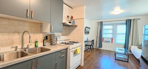Top Airbnb: 1BR, Queen+Sofa Bed, AC, Next to Tunnel, Casino in City Centre